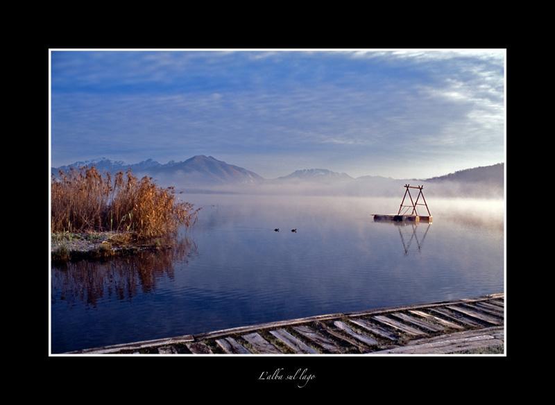 L'alba sul lago