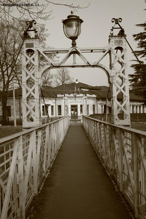 Antico ponte pedonale di ferro