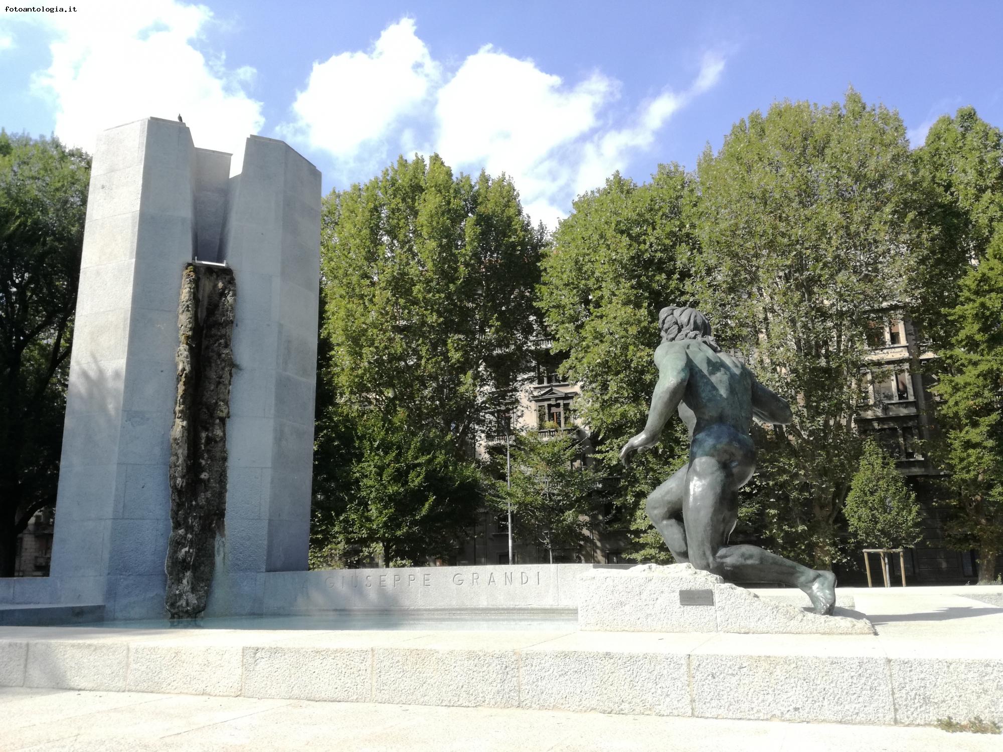 Milano - Monumento a Giuseppe Grandi
