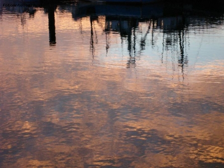 tramonto nell'acqua