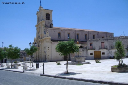 Ferla - un angolo della piazza centrale