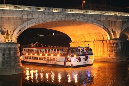 Veduta notturna sul Tevere