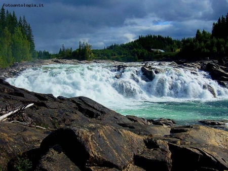 Le spettacolari cascate Laksforsen Norvegia