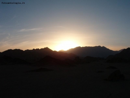 tramonto nel deserto
