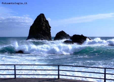 la furia del mare tra i sassi di polifemo