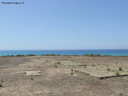 Affacciarsi sul mare con i piedi nel passato