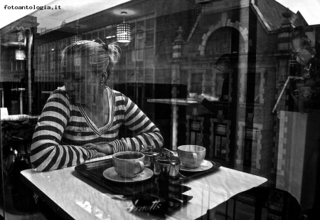 Dalla vetrina di un bar
