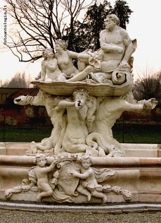 Fontana del Tritone