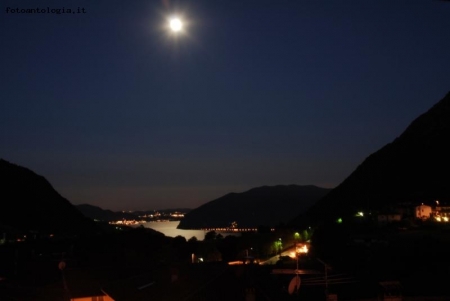 chiaro di luna sul lago d'iseo