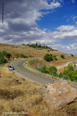 Una strada in mezzo al niente