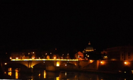 Veduta di notte dal ponte di castel sant'Angelo