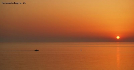 crotone, l'alba di un altro giorno infuocato