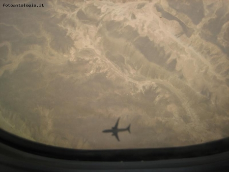 Ombra aereo su deserto