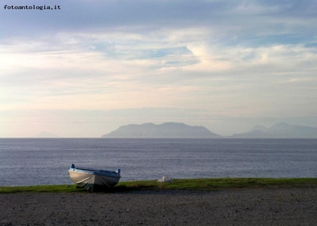 La barca sulla spiaggia