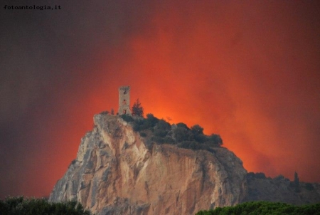 Caprona in fiamme Calci (PISA)