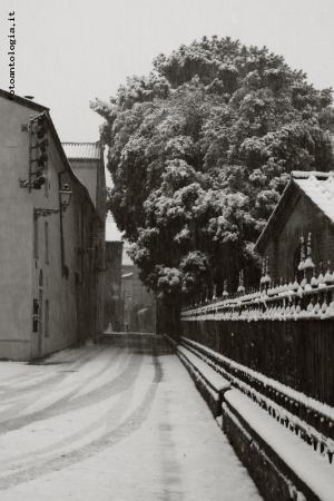 neve nel vicolo