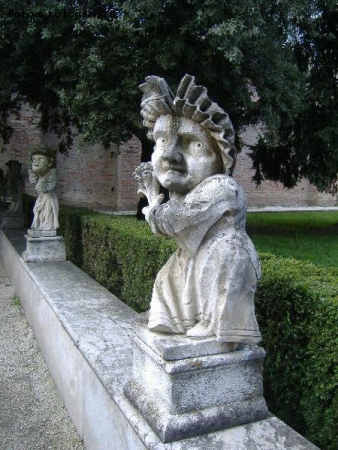 Castello di Urgnano: statue nane caricaturali 