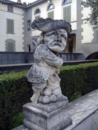 Castello di Urgnano: statue nane caricaturali