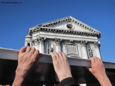 le mani sulla chiesa ....