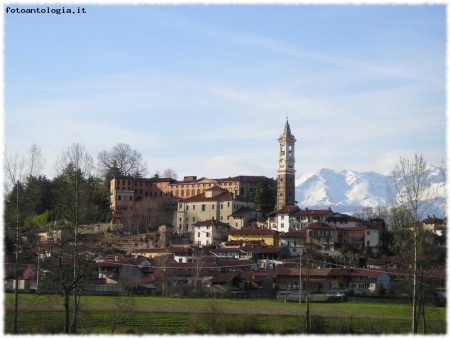 Il borgo di Azeglio e il castello...