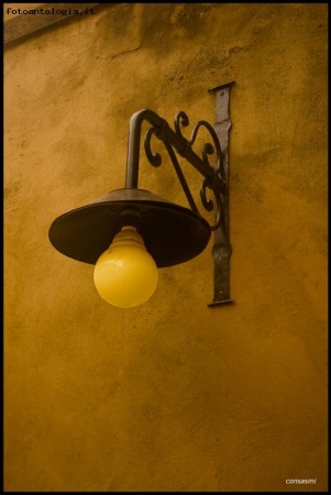 la lampada sul muro