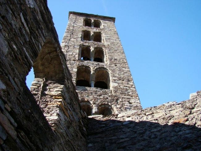 Antichi ruderi di un castello alpino