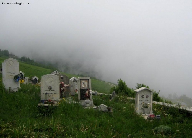 Piccolo cimitero di montagna