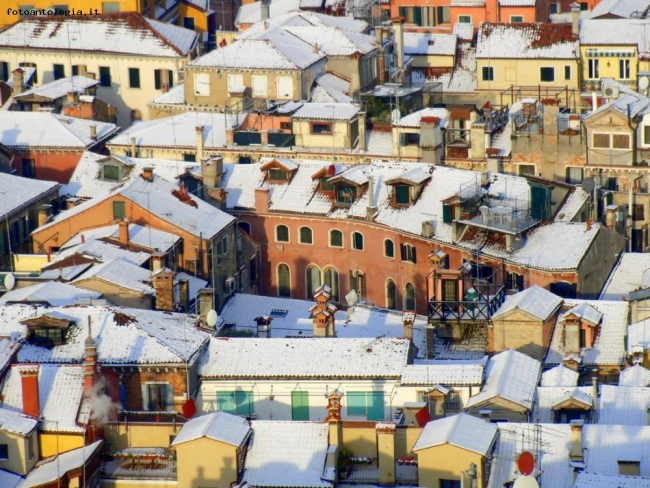 tetti innevati a venezia ....