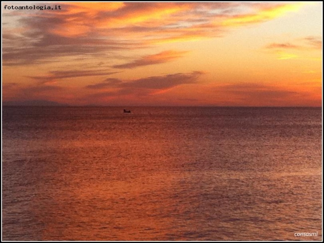 Barchetta in mezzo al mare