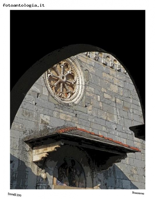Il portale della chiesa - particolare Stazzema - Versilia Bella