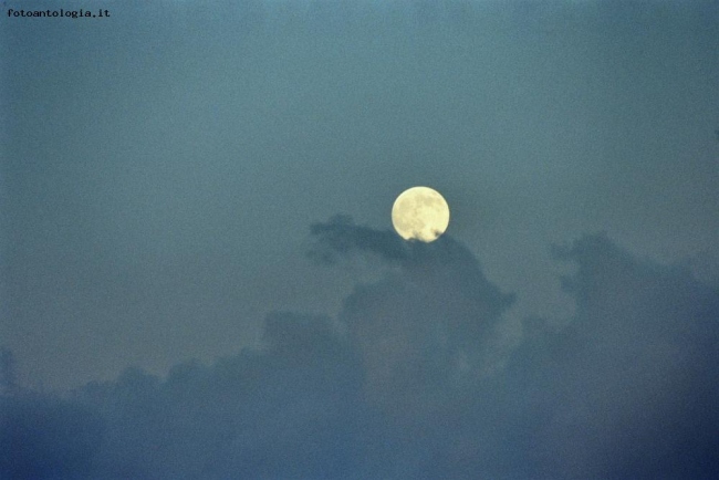 l'alba tra le nuvole della luna
