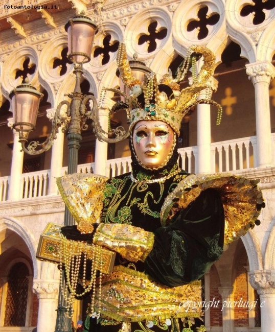 una maschera camaleontica ....
