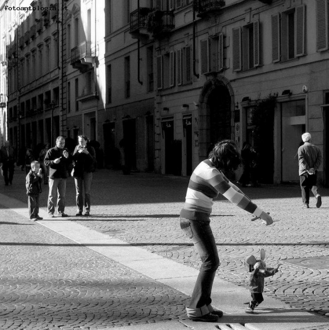 La ragazza che fa ballare i topolini