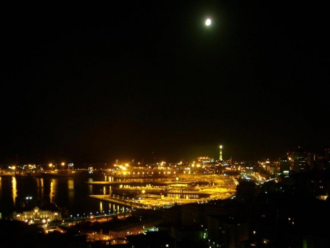 Luna crescente e Lanterna illuminano Genova