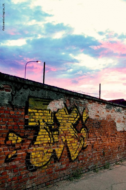 Colors of the sky and the wall