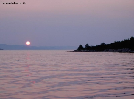 il sole scivola sulle colline