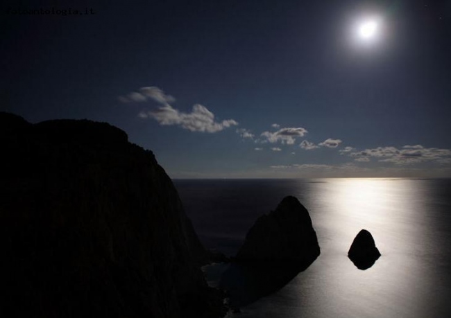 La luna nel mare