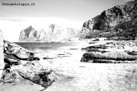 Sicilia - scogli in bianco e nero