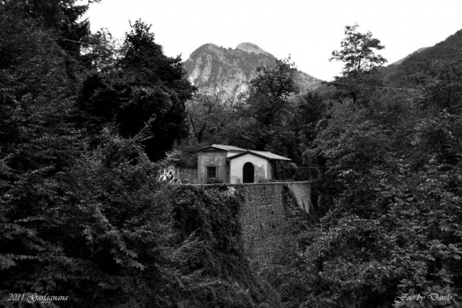 piccolo cimitero di montagna