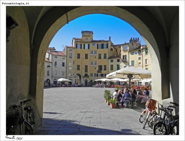 Girovagando per Lucca - Piazza Anfiteatro