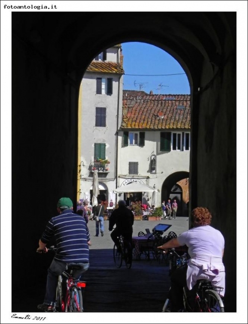 Girovagando per Lucca - Piazza Anfiteatro