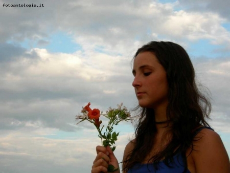 Ragazza con fiori