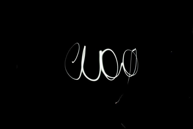 Un ciao a tutti scritto con la luce torcia del mio telefono.