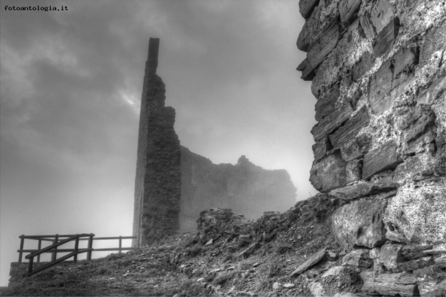 Rovine nella nebbia