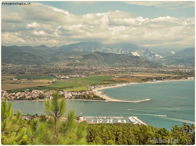 Veduta di Bocca di Magra e Versilia