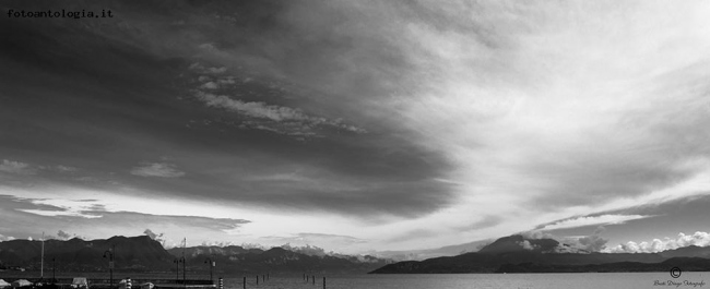 Vista lago in bianco e nero.