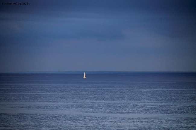 barchetta bianca nel blu infinito