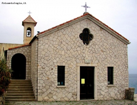 Chiesa in riva al mare