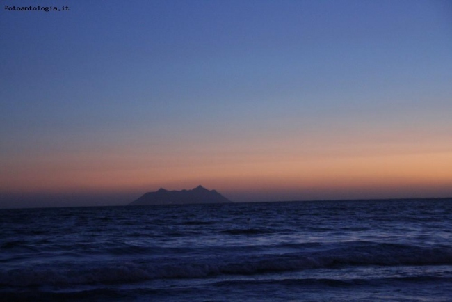  Isola di Ponza al tramonto dalla spiaggia di Sperlonga