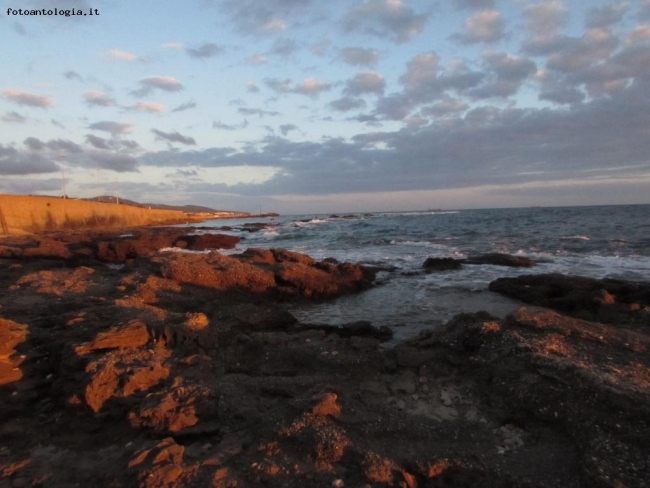 scogli al tramonto